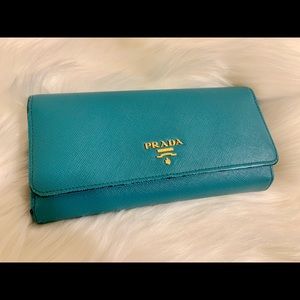‼️SOLD‼️Prada Saffiano snap closure wallet